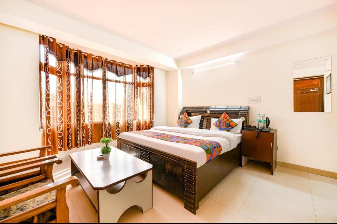 Hotel Gt International Tājganj Zewnętrze zdjęcie