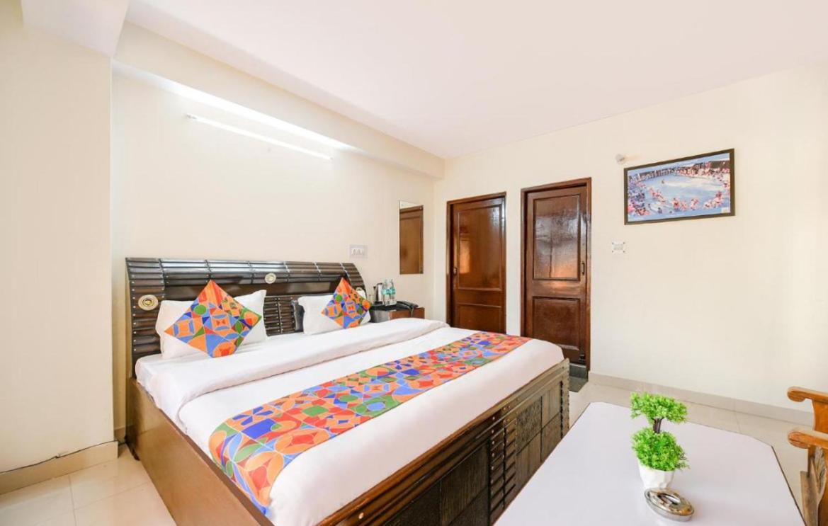 Hotel Gt International Tājganj Zewnętrze zdjęcie