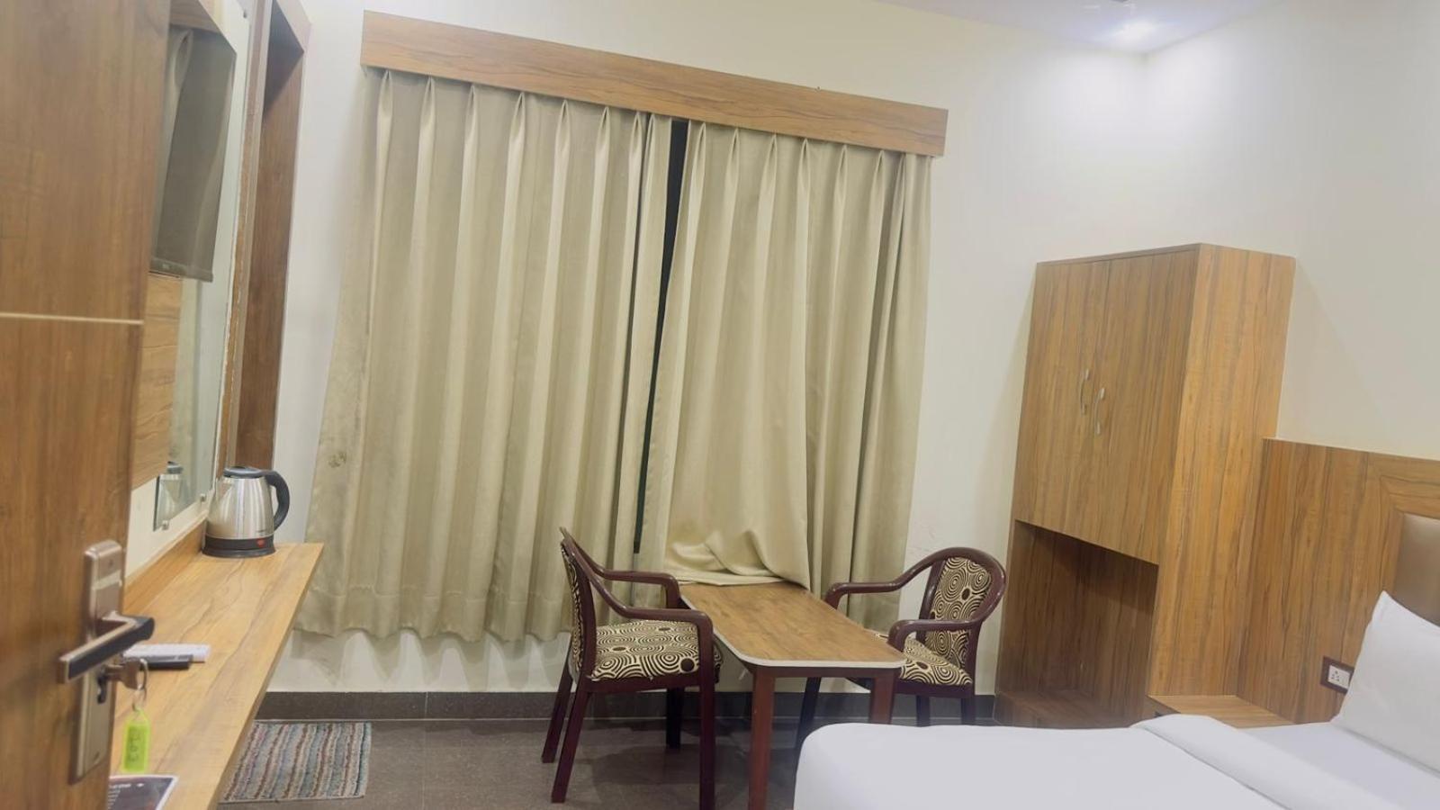 Hotel Gt International Tājganj Zewnętrze zdjęcie