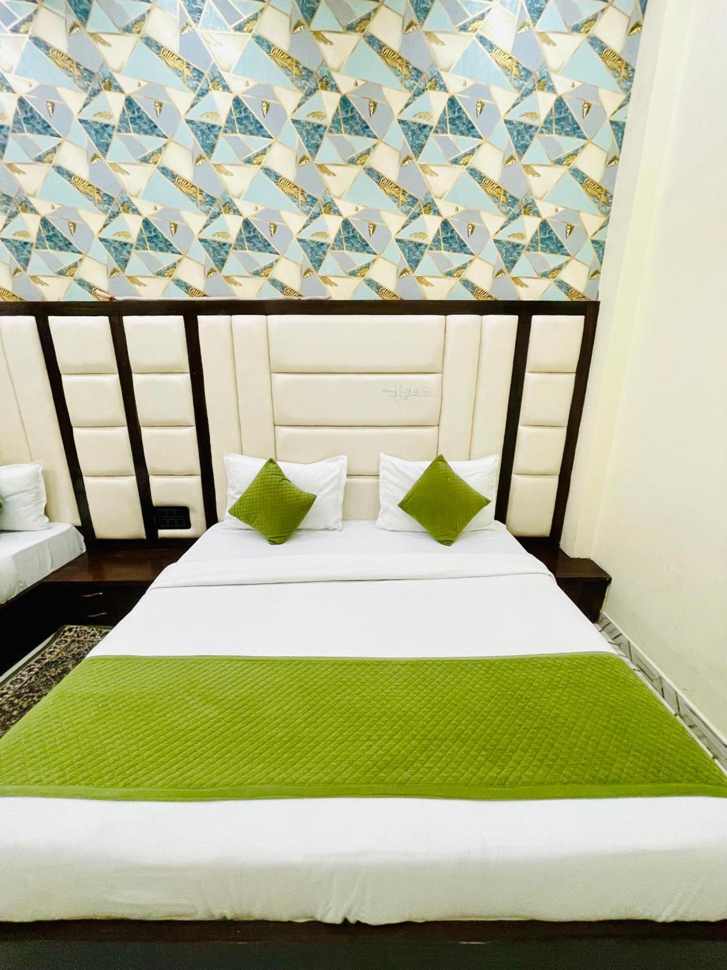Hotel Gt International Tājganj Zewnętrze zdjęcie