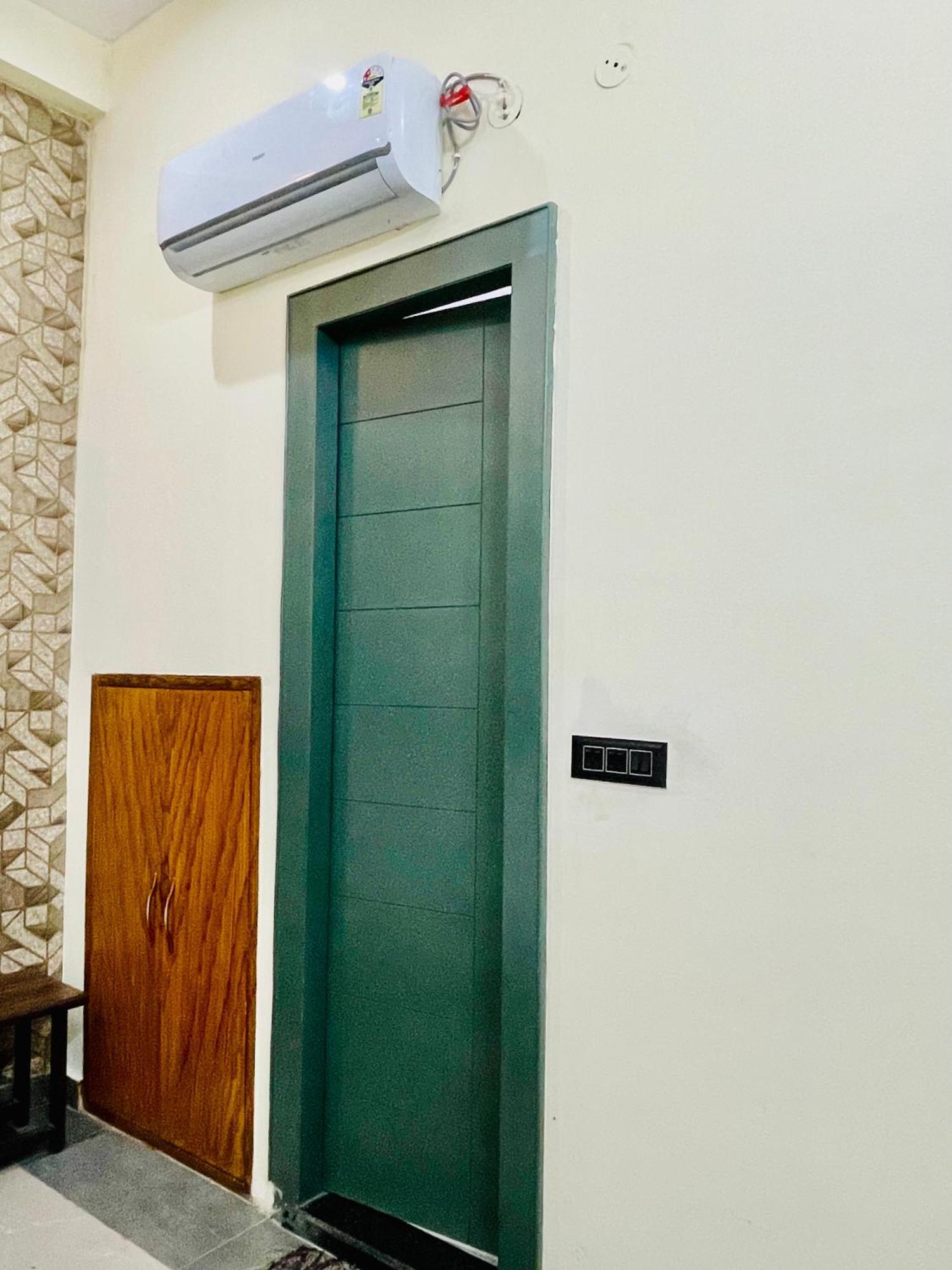 Hotel Gt International Tājganj Zewnętrze zdjęcie