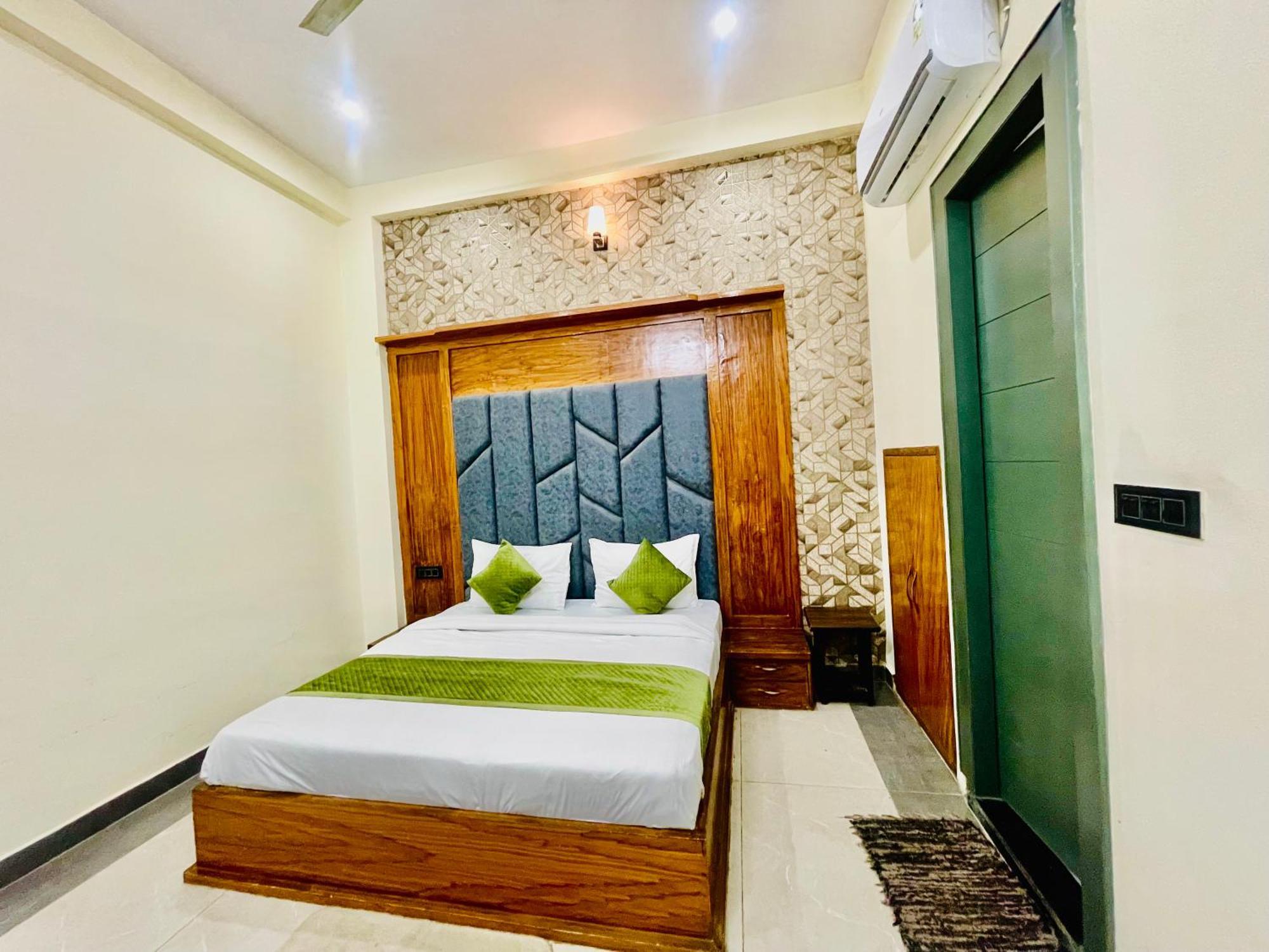 Hotel Gt International Tājganj Zewnętrze zdjęcie